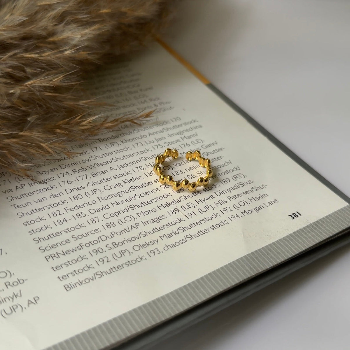 Daisy beed ring
