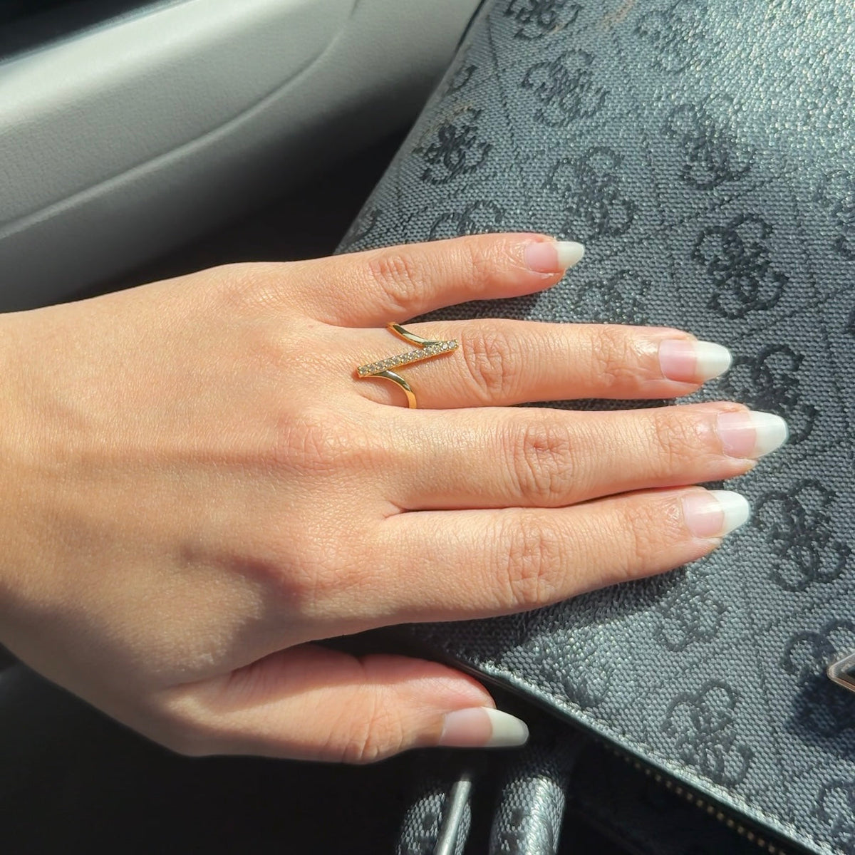 Zig-zag ring
