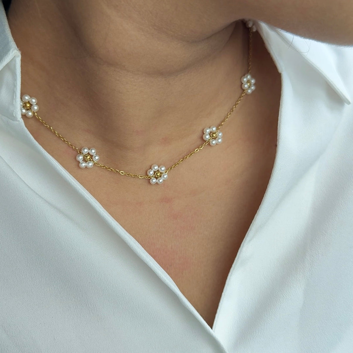 White flora necklace