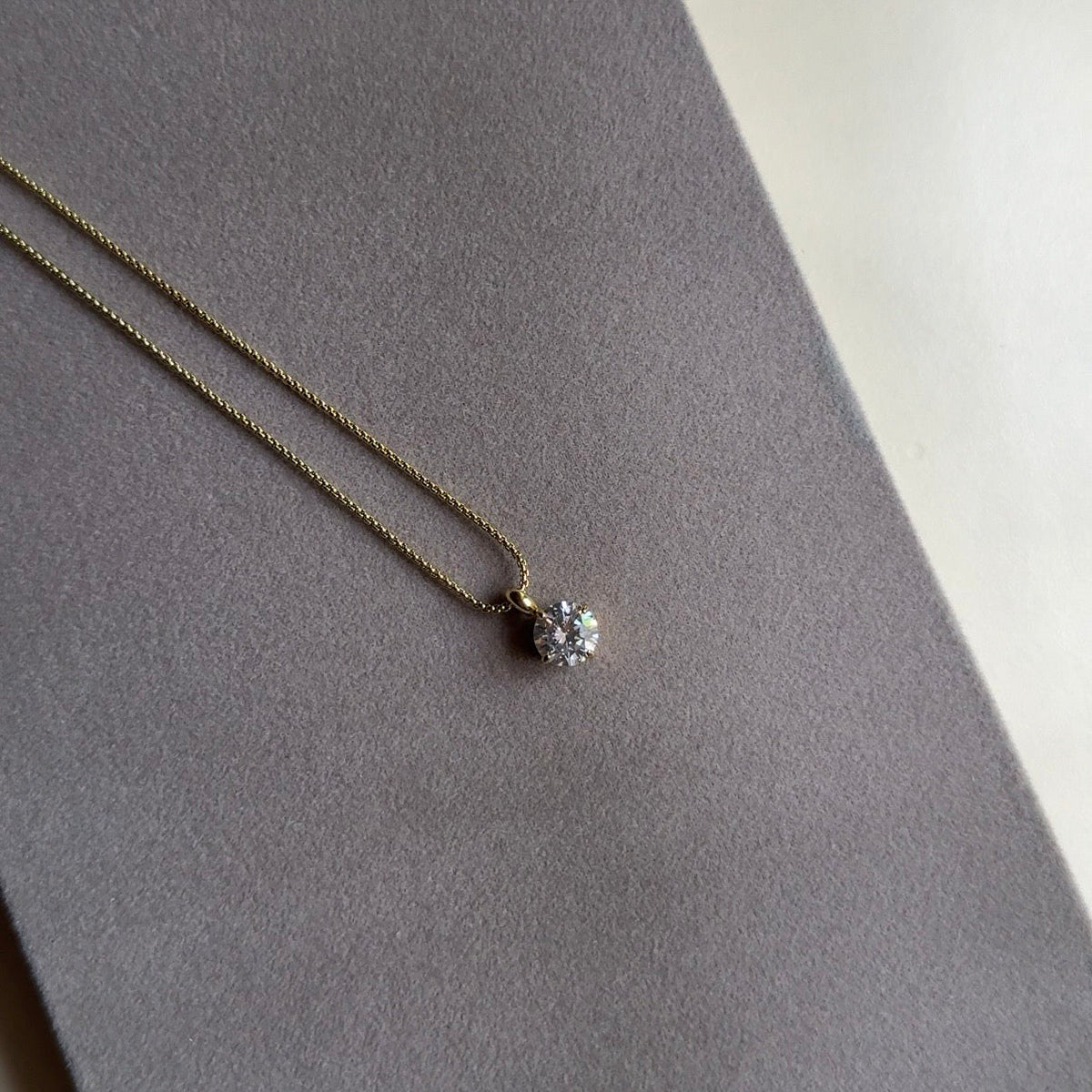 Eclat Solitaire necklace